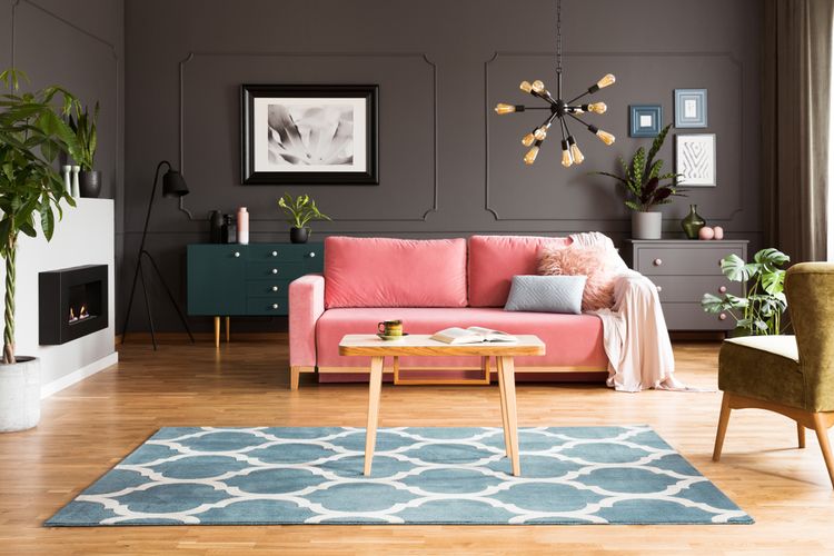 Ilustrasi ruang tamu bernuansa pink dan abu-abu