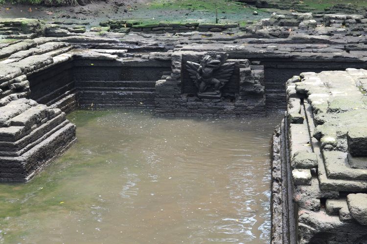 Penampakan arca burung garuda disisi selatan, dinding barat petirtaan kuno di Dusun Sumberbeji, Desa Kesamben, Kecamatan Ngoro, Kabupaten Jombang, Jawa Timur. Arca tersebut ditemukan saat BPCB Jawa Timur melakukan ekskavasi pada 2019.