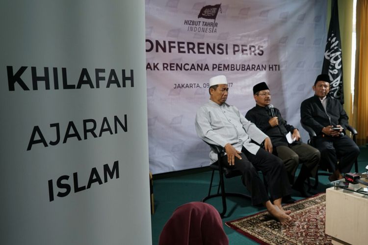 Ketua DPP HTI Rokhmat S. Labib, Juru Bicara HTI Ismail Yusanto dan Anggota DPP HTI Abdullah Fanani saat menggelar jumpa pers terkait penolakan rencana pembubaran HTI oleh pemerintah, di kantor DPP HTI, Tebet, Jakarta Selatan, Selasa (9/5/2017).