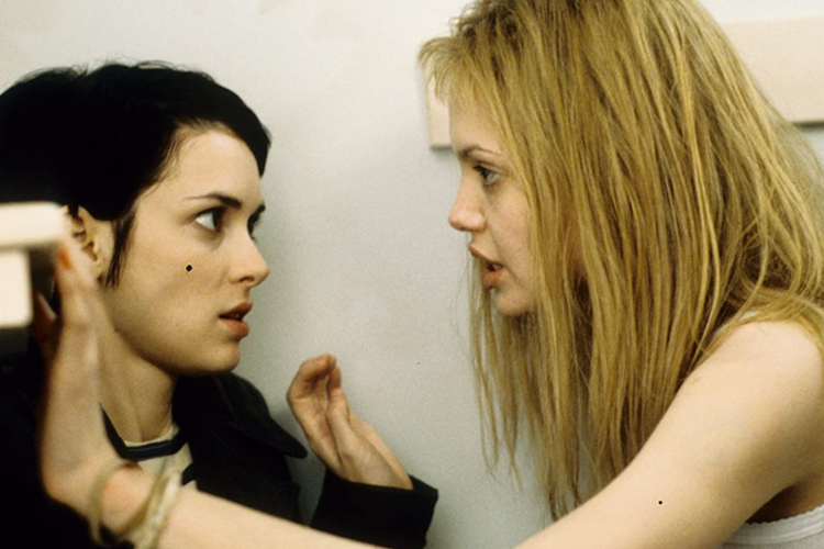 Winona Ryder dan Angelina Jolie dalam film Girl, Interrupted. 