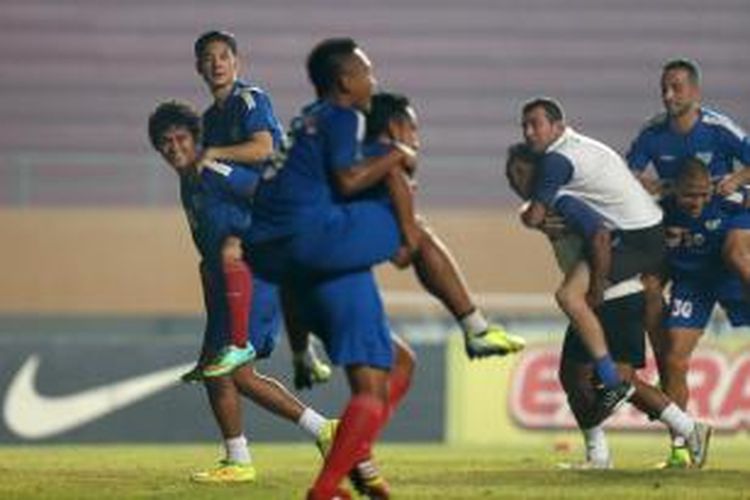 Pemain Pelita Bandung Raya (PBR) melakukan latihan sekaligus uji lapangan di Stadion Gelora Sriwijaya, Jakabaring, Palembang, Sumatera Selatan, Senin (3/11/2014). PBR akan menghadapi Persipura Jayapura di tempat yang sama pada babak semifinal Indonesia Super League (ISL) 2014, esok hari. KOMPAS/TOTOK WIJAYANTO