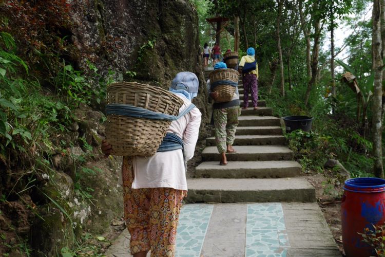 Ibu-ibu yang bekerja mengangkut pasir dan batu untuk pembangunan di Wisata Alam Bukit Kalibiru, Desa Hargowilis, Kecamatan Kokap, Kulon Progo, Daerah Istimewa Yogyakarta, Jumat (3/11/2017).