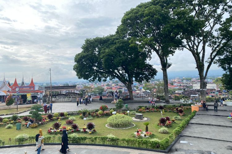 Pasar Atas Bukittinggi dan taman pedestrian di sekitar Jam Gadang yang bisa dikunjungi oleh wisatawan. 