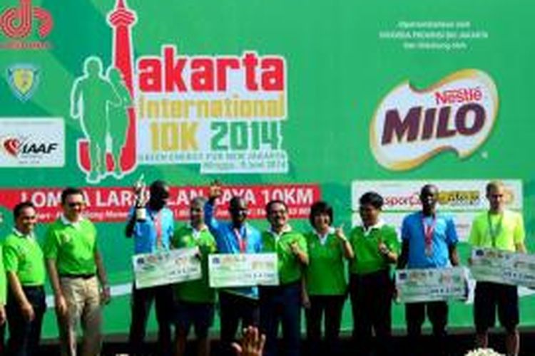 Plt Gubernur DKI, Basuki Tjahaja Purnama bersama para pemenang Jakarta International 10K MILO 2014