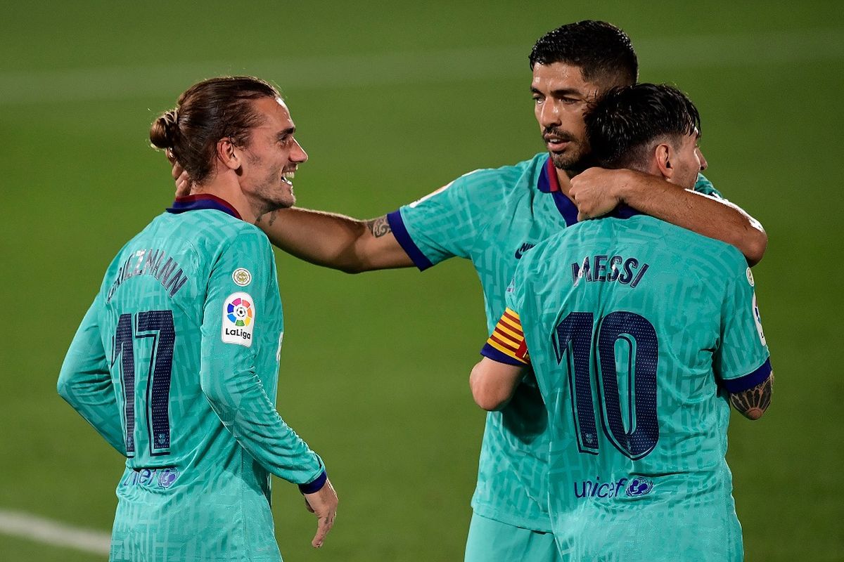 Pemain depan Prancis Barcelona Antoine Griezmann (kiri) merayakan dengan pemain depan Barcelona Argentina Lionel Messi dan pemain depan Uruguay Barcelona Luis Suarez (tengah) setelah mencetak gol selama pertandingan sepak bola Liga Spanyol antara Villarreal dan Barcelona di stadion Madrigal di Villarreal pada 5 Juli 2020