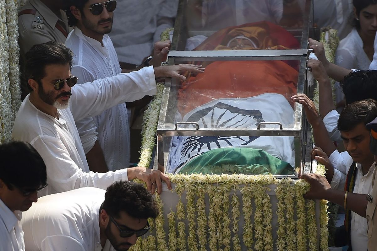 Aktor Anil Kapoor (kiri) berdiri di samping peti jenazah Sridevi saat tiba di krematorium di Mumbai, Rabu (28/2/2018).