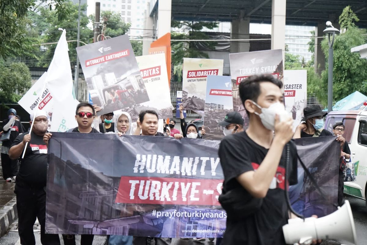 Dompet Dhuafa serukan aksi kepedulian untuk korban bencana alam gempa bumi Turki dan Suriah di kawasan Car Free Day Jakarta, Minggu (12/2/2023).
