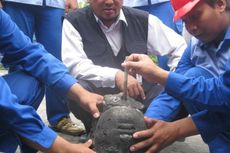 Kepala Arca Temuan Warga Dipasang di Candi Borobudur