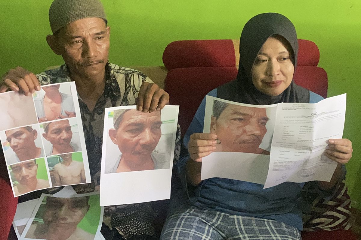 Cecep (kiri) ditemani dengan isterinya (kanan), saat memperlihatkan foto akibat luka cakaran dan satu helai laporan atas penganiayaan yang diduga dilakukan oleh oknum ASN. Jumat (8/8/2025)