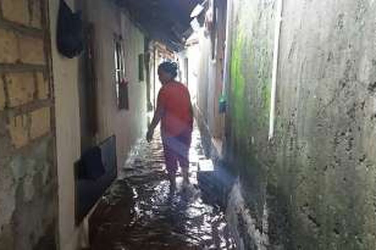 Suasana pemukiman warga yang tergenang air di Kemang Timur 17, RT 011 RW 03 Kelurahan Bangka, Kecamatan Mampang Prapatan, Jakarta Selatan, Jumat (4/3/2016). Selain karena hujan, genangan air ini disebabkan pula oleh longsornya tembok pembatas rumah warga, yang mengakibatkan terhambatnya saluran kali disekitarnya.