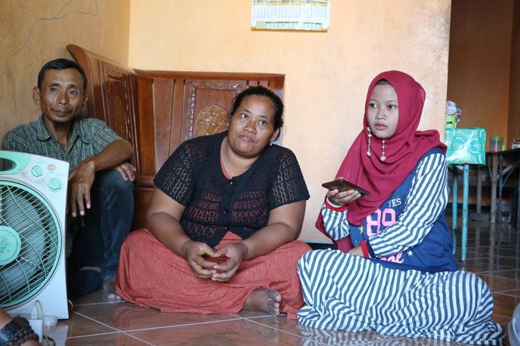 Calon istri Muhammad Ponari Rahmatullah (Ponari), Aminatus Zuroh (kanan), bersama dengan ibu Ponari, Mukaromah (dua dari kanan), saat berada di rumah yang menjadi tempat tinggal Ponari, di Dusun Kedungsari, Desa Balongsari, Kecamatan Megaluh, Jombang, Jumat (17/1/2020).