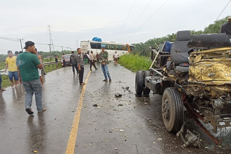 Kecelakaan lalulintas antara bus Pelangi dengan dum truk di jalan lintas sumatera di Desa Ujung Tanjung, Kecamatan Tanah Putih, Kabupaten Rokan Hilir, Riau, Kamis (1/9/2022) pagi.