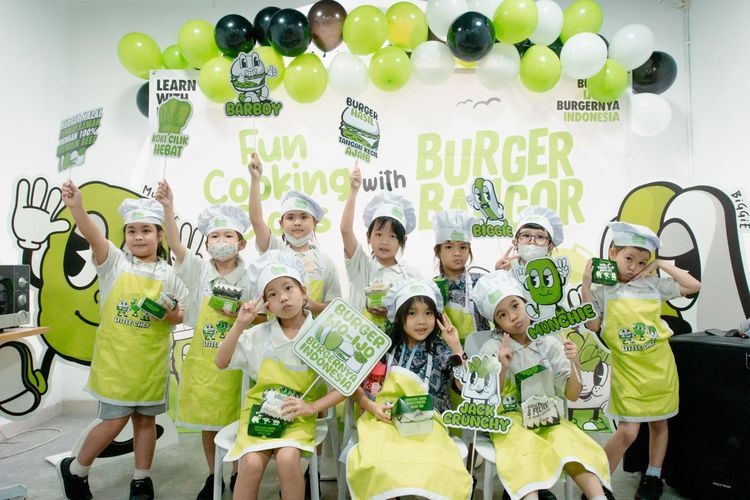 Burger Bangor juga melibatkan si kecil dalam kegiatan yang menyenangkan lewat Fun Cooking Class. Program tersebut mengajak anak-anak untuk belajar menyusun burger mereka sendiri dengan cara yang menyenangkan.