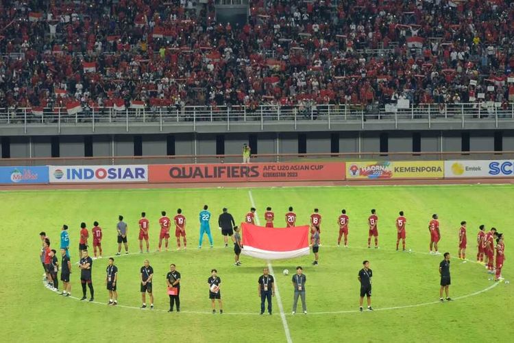 Para pemain Timnas Indonesia membentuk lingkaran dan menyanyikan lagu kebangsaan usai menang secara dramatis melawan Vietnam di ajang Kualifikasi Piala Asia U-20 2023 di Stadion Gelora Bung Tomo, Minggu (18/9/2022).