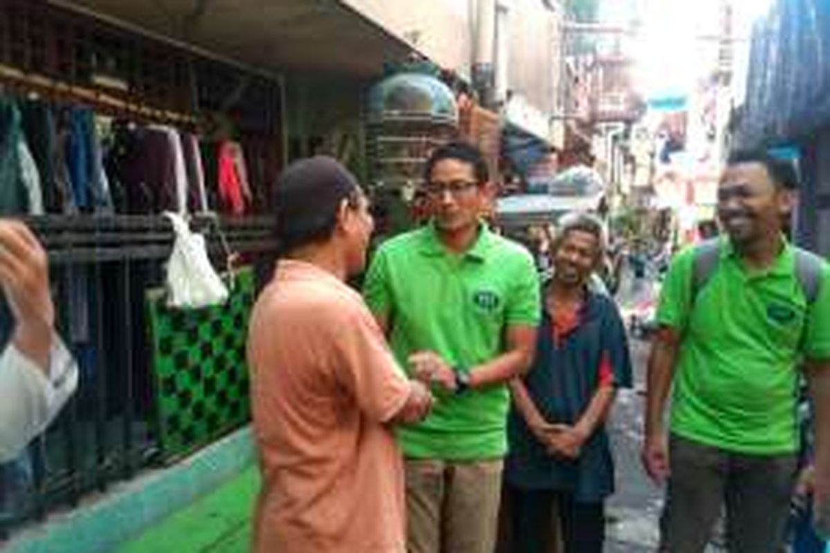 Sandiaga Uno saat mengunjungi warga Kebon Melati, Tanah Abang, Jakarta, Jumat (1/4/2016).