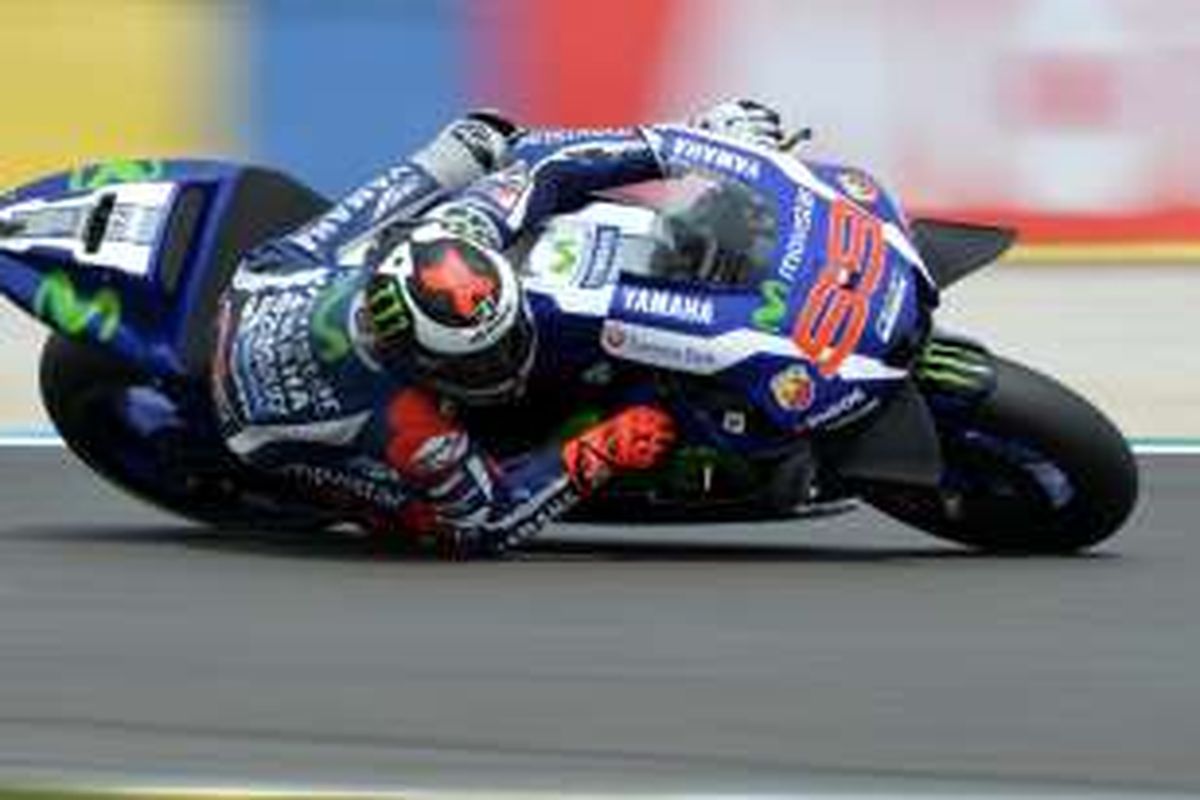 Pebalap Movistar Yamaha asal Spanyol, Jorge Lorenzo, memacu motornya pada sesi latihan bebas GP Perancis di Sirkuit Le Mans, Jumat (6/5/2016).