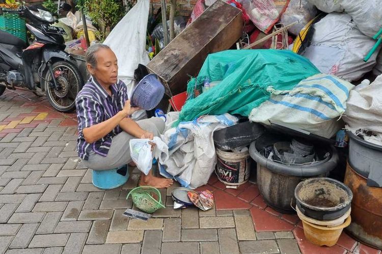 Mak Siti memilah sampah hasil rosok di rumahnya yang beralamatkan di Kelurahan Sawah Besar, Gayamsari, Kota Semarang, Jumat (20/1/2023).