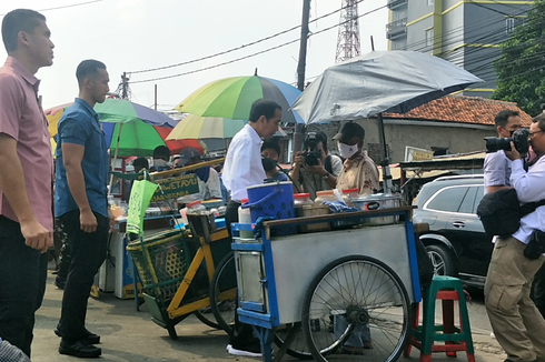 Sambangi Pasar Menteng Pulo, Presiden Jokowi Ngobrol dengan Pedagang dan Bagikan Amplop BLT