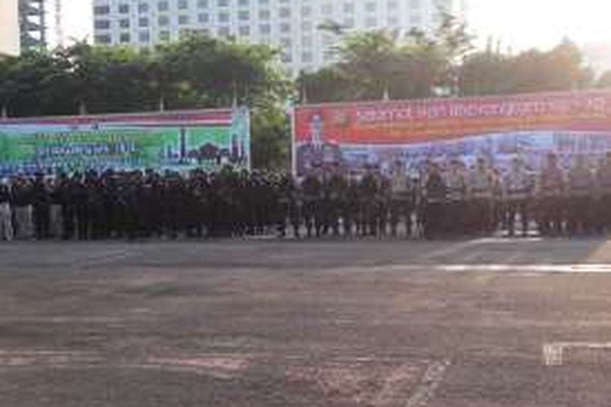 Suasana saat apel pasukan Operasi Ramadniya Jaya 2016 di Lapangan Ditlantas Polda Metro Jaya, Kamis (30/6/2016).