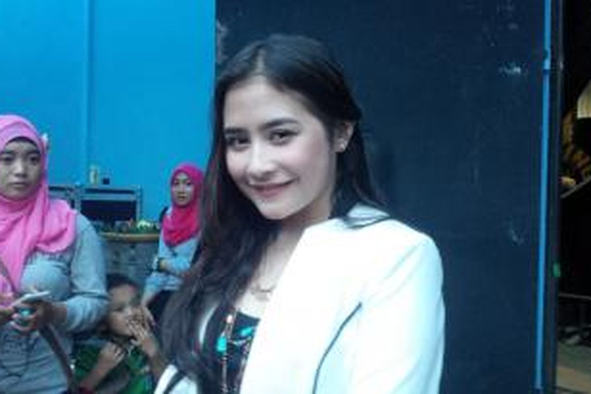 Artis sinetron Prilly Latuconsina saat dijumpai, di Gedung Trans, Jalan Tendean, Jakarta Selatan, Rabu (6/1/2016).