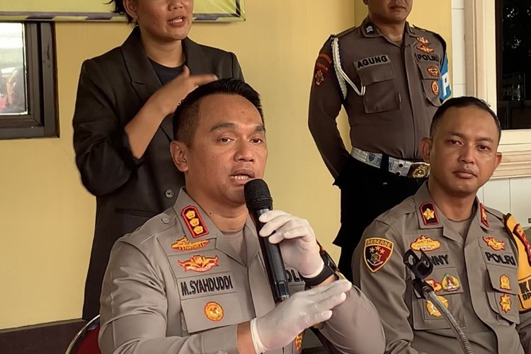 Kapolres Metro Jakarta Barat Kombes M Syahduddi menjelaskan berkait penangkapan penyanyi dangdut Saipul Jamil, saat ditemui dalam jumpa pers di Polsek Tambora, Sabtu (6/1/2024).