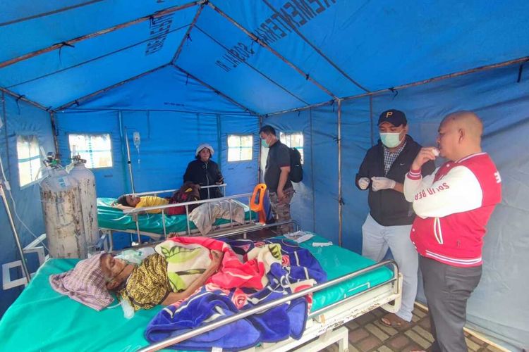 Bupati Tapanuli Utara Nikson Nababan melihat pasien saat dievakuasi dari ruangan RSUD Tarutung ke halaman rumah sakit, akibat gempa M 6,0 yang mengguncang Kabupaten Tapanuli Utara, Sabtu (1/10/2022) dini hari. Dikabarkan dua orang meninggal dunia, 5 orang luka-luka dan sejumlah bangunan rusak.