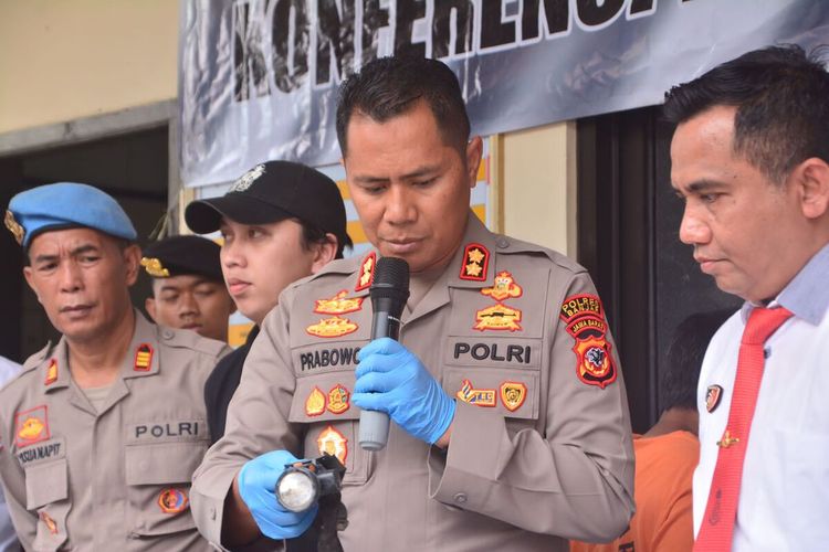 Kapolres Banjar AKBP Bayu Catur menunjukkan salah satu barang bukti milik korban saat ekspos kasus di Mapolres, Senin (6/2/2023).