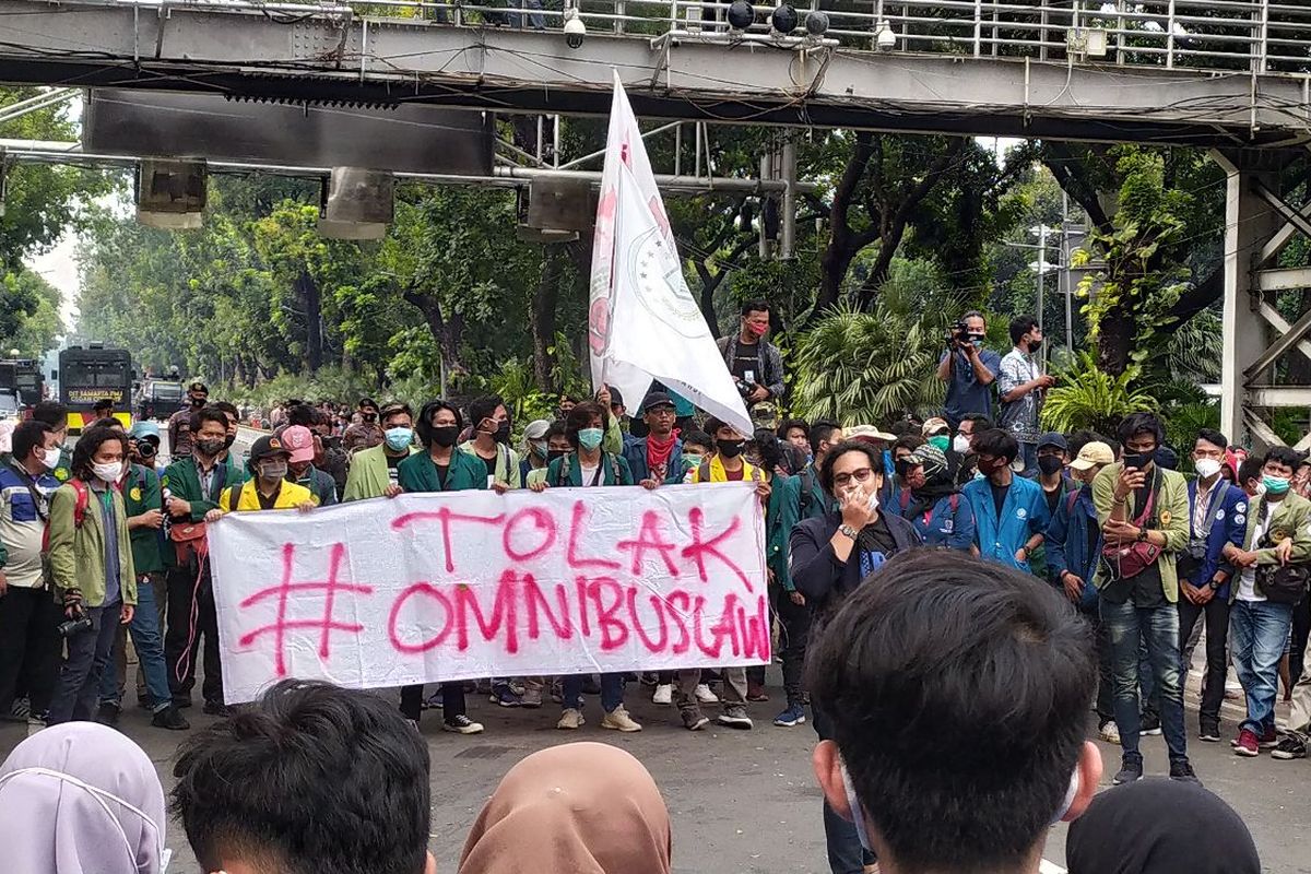 Massa aksi dari BEM SI yang hendak menuju Istana Negara tertahan dan berorasi di Jalan Medan Merdeka Barat, Jakarta Pusat, Jumat (16/10/2020)