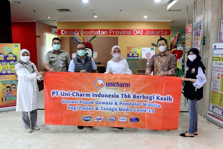 PT Uni-Charm Indonesia Tbk salurkan lebih dari 62.000 popok dewasa sekali pakai dan pembalut wanita ke berbagai rumah sakit rujukan penanganan Covid-19 di wilayah DKI Jakarta dan sekitarnya