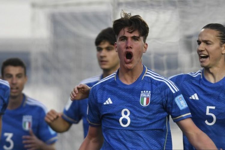 Pemain timnas U20 Italia, Cesare Casadei, saat melakoni laga perempat final Piala Dunia U20 2023 kontra Kolombia di Stadion San Juan, Argentina, pada Minggu (4/6/2023) dini hari WIB. Cesare Casadei sukses membawa timnya melaju ke semifinal. Selanjutnya, Italia akan melawan Korea Selatan pada semifinal Piala Dunia U20 2023.