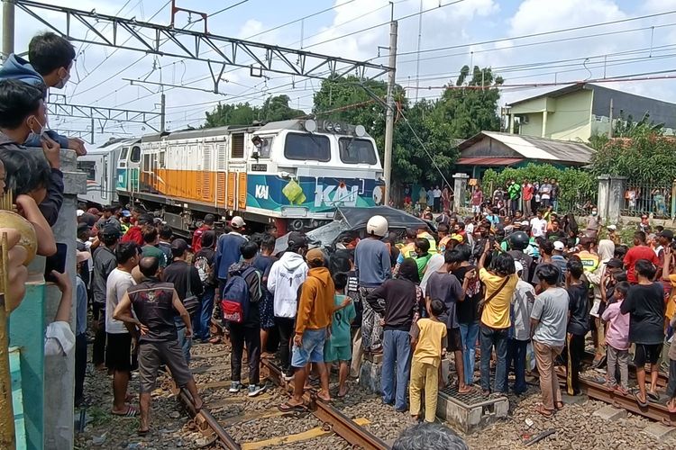 Kecelakaan yang melibatkan satu unit minibus Avanza berwarna hitam dan kereta api jarak jauh Argo Sindoro jurusan Semarang Tawang-Gambir PP di dekat Stasiun Tambun, Kabupaten Bekasi pada Selasa (21/6/2022). Satu orang dinyatakan meninggal dunia akibat kecelakaan tersebut.