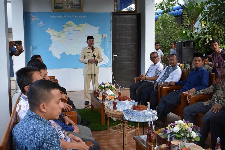 Bupati Aceh Besar Mawardi Ali menggelar jumpa pers, Jumat (26/7/2019),  untuk menyampaikan imbauan penghentian aktifitas bandara Sultan Iskandar Muda, saat hari pertama perayaan hari raya Idulfitri dan Iduladha mulai dari pukul 00.00 wib hingga 12.00 wib. Hal ini dilakukan untuk menghormati pelaksanaan syariat islam di Aceh.