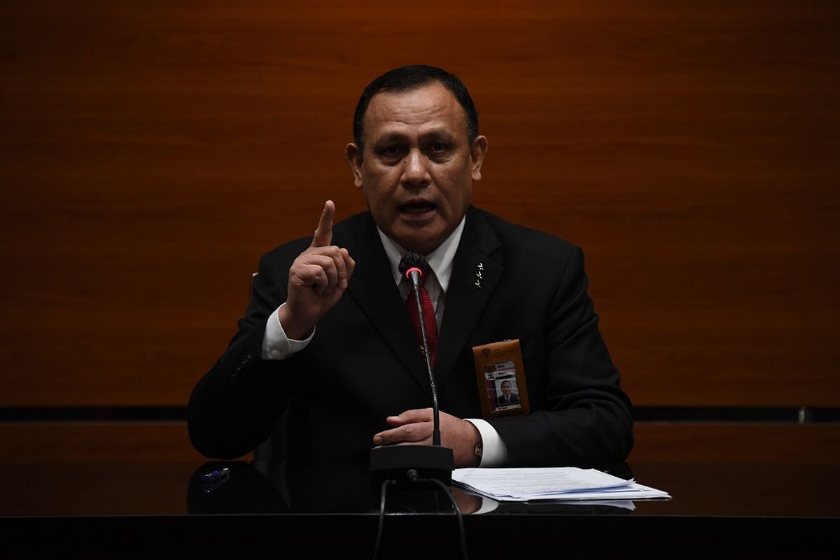 Ketua Komisi Pemberantasan Korupsi (KPK) Firli Bahuri menyampaikan keterangan terkait pelantikan pegawai KPK menjadi Aparatur Sipil Negara (ASN) di gedung KPK, Jakarta, Selasa (1/6/2021). KPK resmi melantik 1.271 pegawai yang lulus tes wawasan kebangsaan (TWK) untuk menjadi ASN. ANTARA FOTO/Akbar Nugroho Gumay