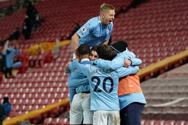 Para pemain Manchester City merayakan gol ke gawang Liverpool pada ajang Liga Inggris di Stadion Anfield, Minggu (7/2/2021).