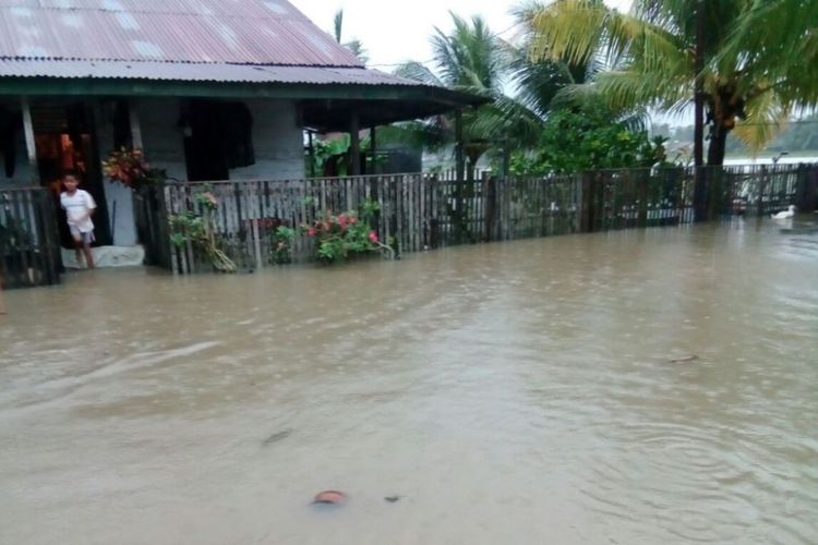 Banjir merendam Desa Alue Thoe, Kecamatan Matangkuli, Aceh Utara, Sabtu (2/12/2017)