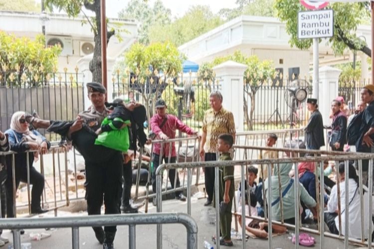 Seorang Warga Pingsan Saat Antre Halalbihalal di Depan Istana
