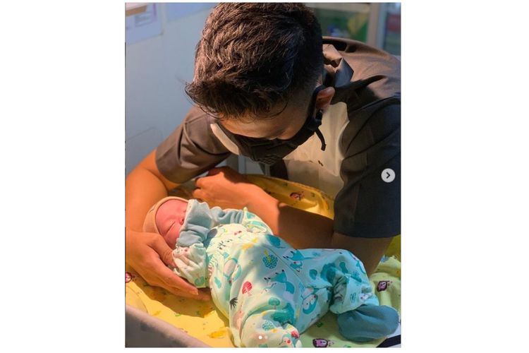 Rizki D'Academy atau Rizki DA dan putranya yang baru lahir pada Selasa (13/4/2021).
