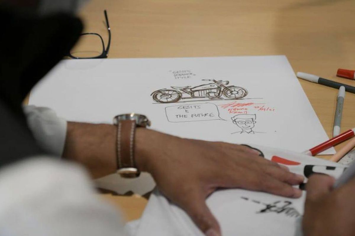 Desain motor listrik Gesits bergaya bobber karya Ridwan Kamil