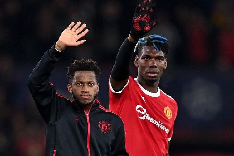 Paul Pogba dan Fred menyapa para fans seusai kemenangan comeback Manchester United atas Atalanta pada laga lanjutan Grup F Liga Champions, Kamis (21/10/2021) dini hari WIB,