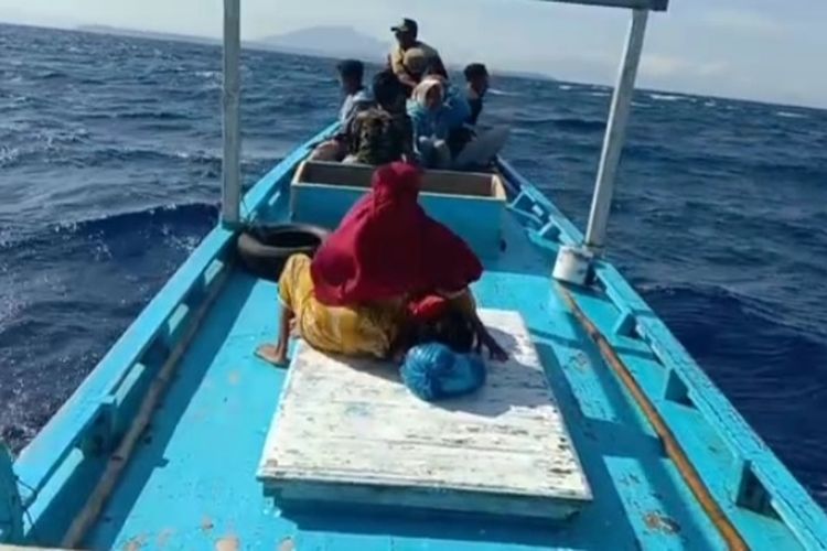 Foto: Siswa dan guru pendamping SMP Negeri Satap Sukun, Desa Semparong, Kecamatan Alok, Kabupaten Sikka, NTT, terpaksa menempuh perjalanan laut selama dua jam, Senin (19/9/2022).