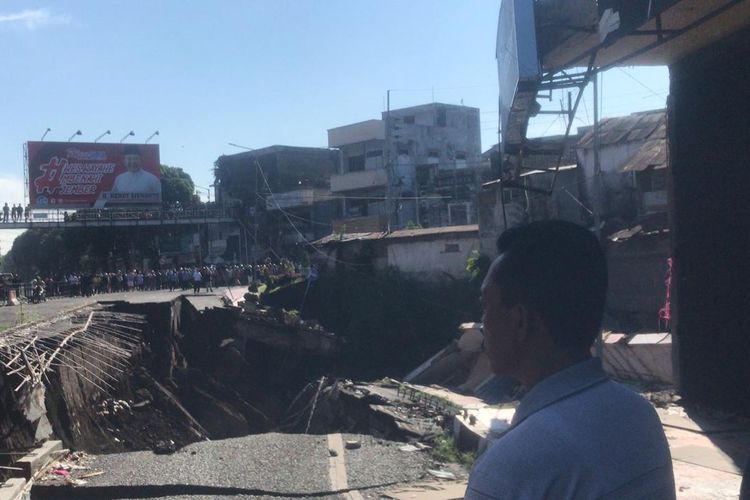 Pertokoan di atas jembatan jompo Kecamatan Kaliwates Jember Ambruk 