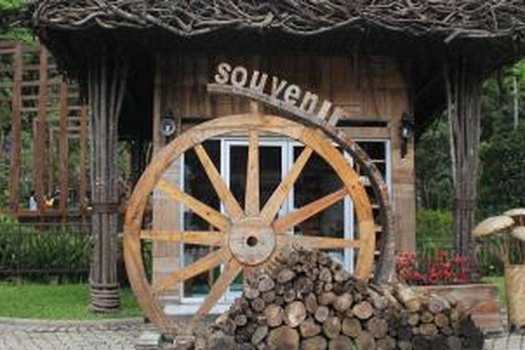 Salah satu kedai oleh-oleh barang tradisional di Maribaya Natural Hot Spring Resort, Lembang.