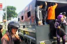 Mobil Polisi dan Satpol PP Ikut Angkut Penumpang Telantar