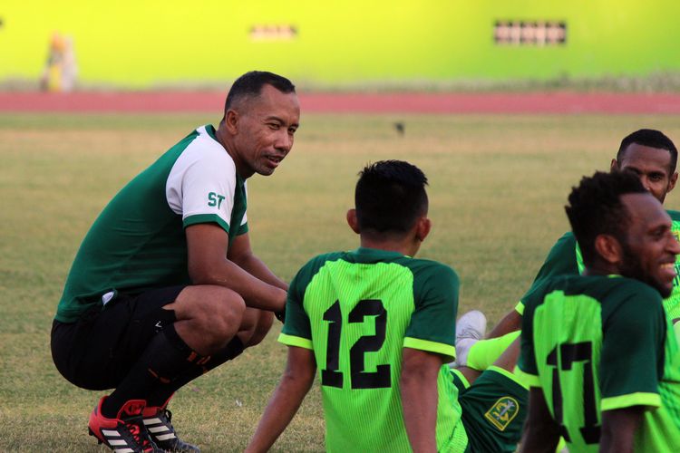 Pelatih Persebaya Surabaya U-20, Uston Nawawi akut mendampingi latihan tim senior di Stadion Gelora Delta Sidoarjo, Jawa Timur, Jumpt (26/10/2019) sore.