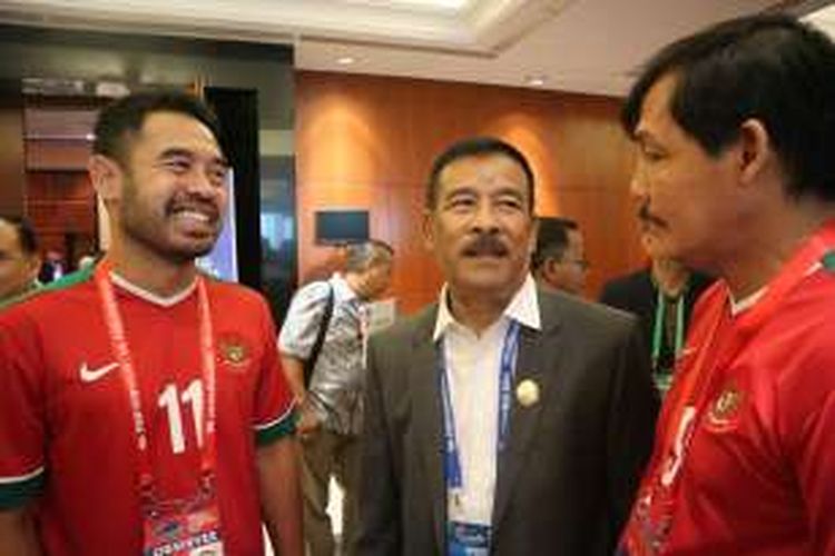 Ponaryo Astaman, Umuh Muchtar, dan Ricky Yacobi berbincang jelang Kongres PSSI di Hotel Aryaduta Bandung, Minggu (8/1/2017). 