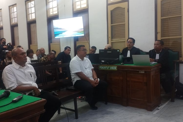 Mantan Kadis PUPR Sumut, Topan Obaja Ginting (kanan) bersama mantan Kepala UPTD PUPR Gunung Tua, Rasuli Efendi Siregar (kiri), mengikuti sidang pemeriksaan saksi di ruang Cakra 9 Pengadilan Negeri (PN) Medan, Kamis (2/10/2025).