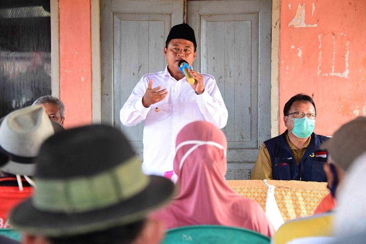 Wakil Gubernur Jawa Barat (Jabar) Uu Ruzhanul Ulum, saat menyosialisasikan protokol kesehatan kepada nelayan, di Tempat Pelelangan Ikan (TPI) Mina Sejati, Kabupaten Indramayu, Selasa (14/7/2020).