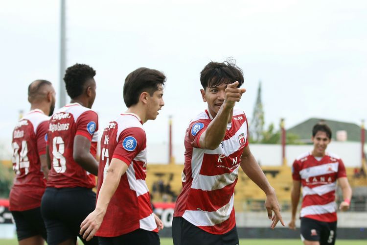 Selebrasi gol Riyatno Abiyoso dalam laga pekan ke-32 Liga 1 2023-2024 antara Madura United vs PSM di Stadion Gelora Bangkalan, Minggu (21/4/2024).