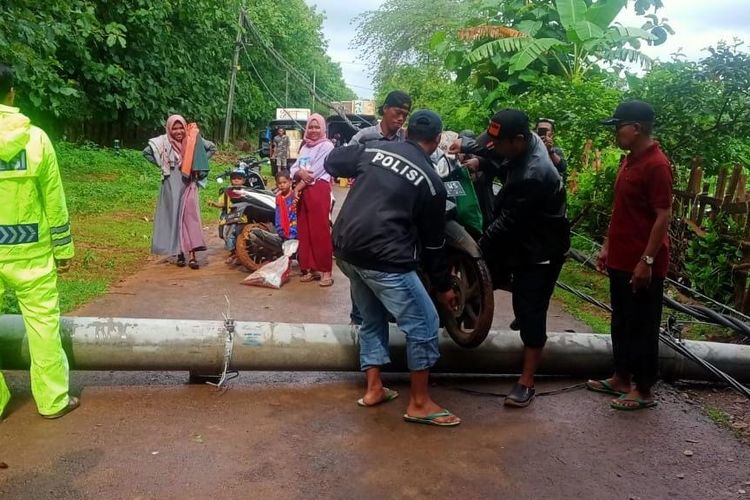 tiang listrik di Kepulauan Kangean, Kabupaten Sumenep, Jawa Timur, tumbang usai hujan deras disertai angin kencang melanda Sumenep kepulauan, Kamis (18/1/2024).