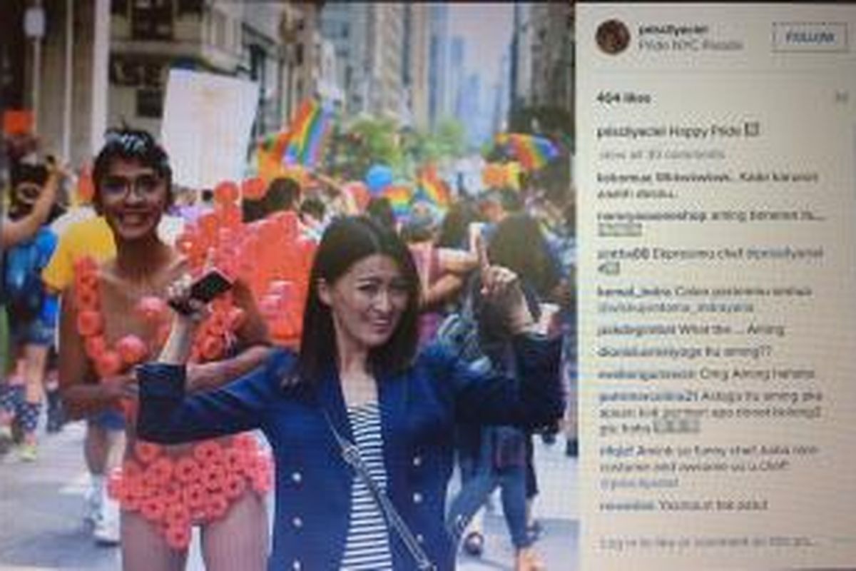 Aming (kiri) dan Chef Priscil hadir dalam parade Gay Pride 2015 di New York City, AS, pada Minggu (28/6/2015) waktu setempat.